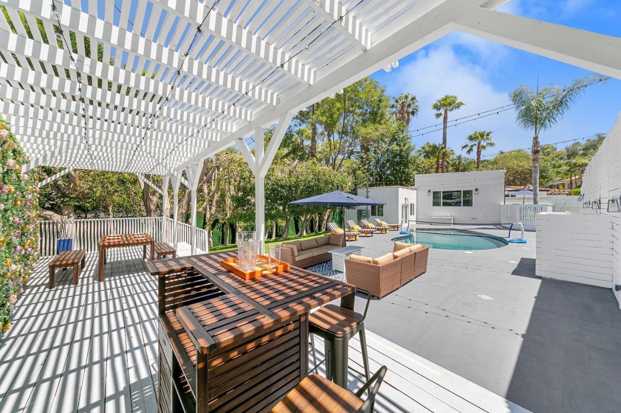 Bed and breakfast Contemporary With Pool Sleeps 10