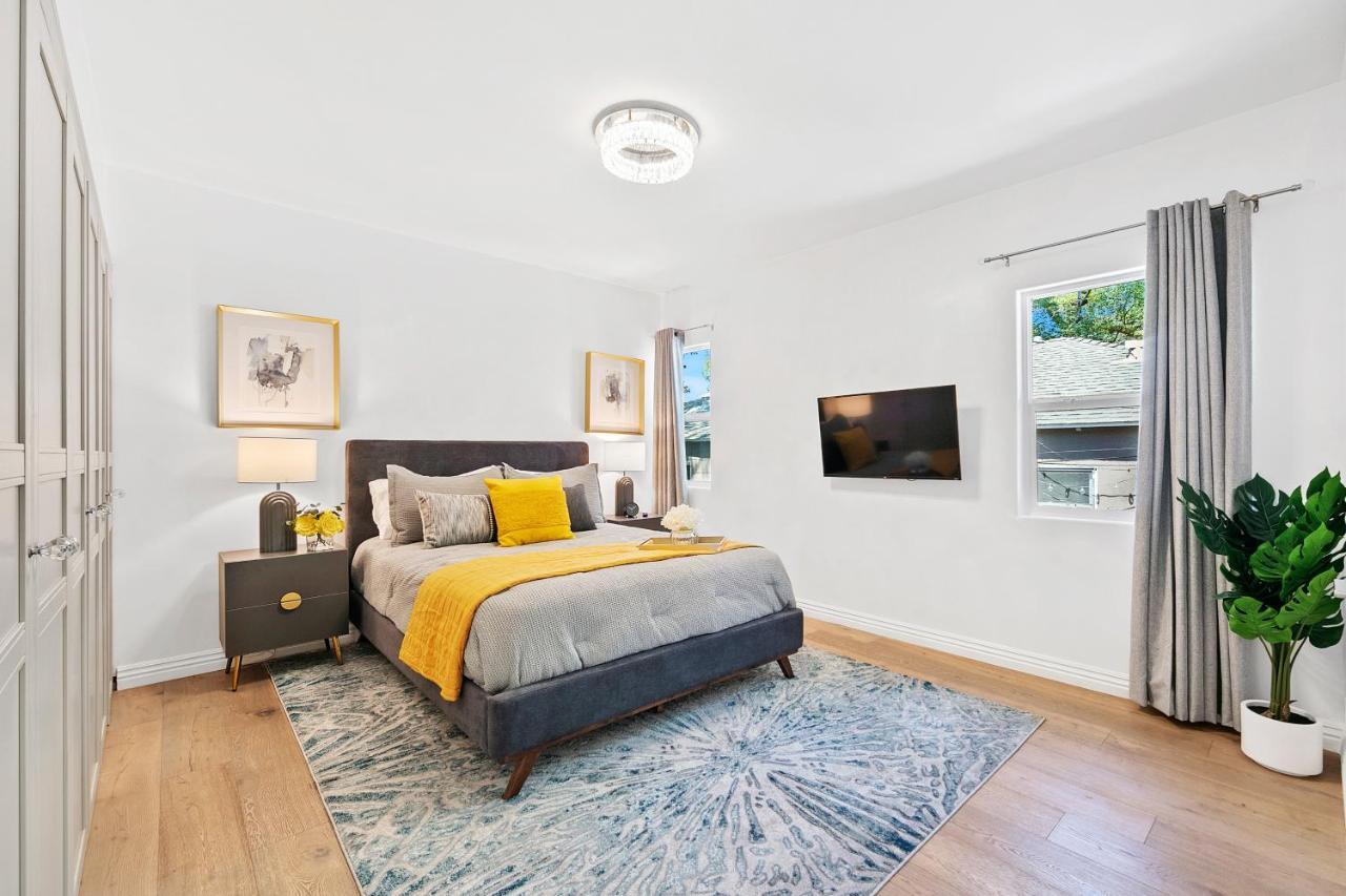 Contemporary With Pool Sleeps 10 Bed and breakfast *